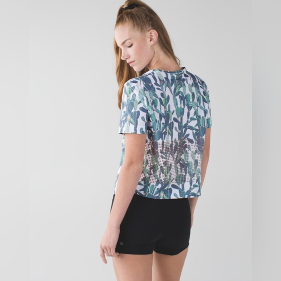 Lululemon Perfectly Perfed Tee Mini Prickly Pear White Multi Size 6 Pre-owned - Picture 2 of 8